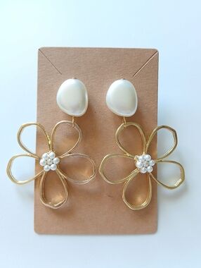 Fashion Jewelry Gold Flower Drop Earrings with White Pearl Centers